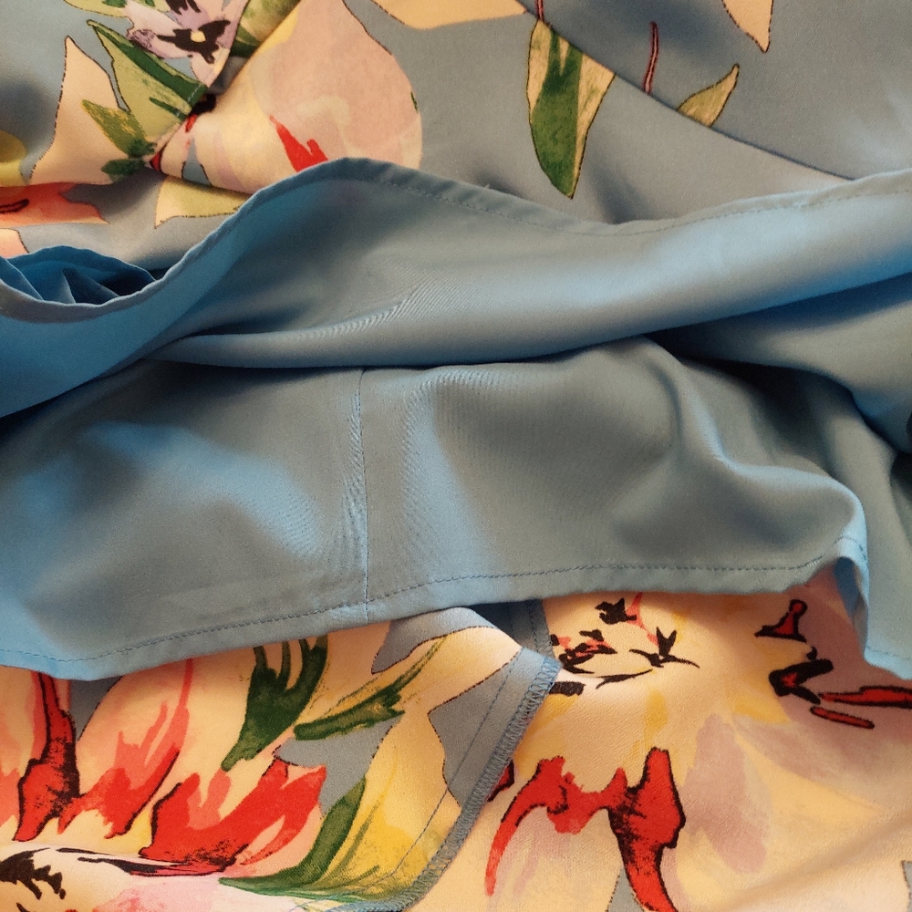 Vince Camuto blue floral faux wrap ruffle dress. Size 8 - Picture 9 of 12